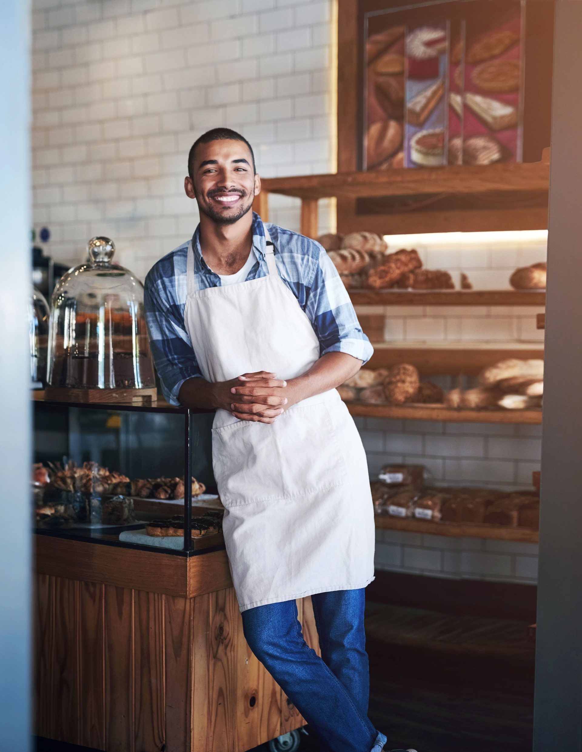 Panadería, cafetería y propietario para negocio, retrato y sonrisa para restaurante y servicio a pequeña escala. Cocina, pastelería y panadería para empresario de hostelería, tienda y hombre para la industria alimentaria